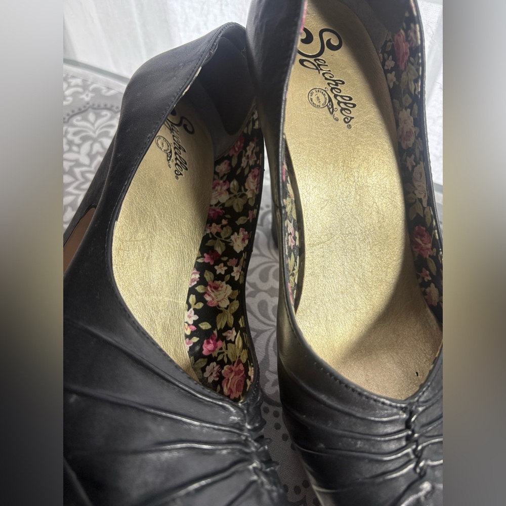 Seychelles Black Heels with Floral Lining - Picture 6 of 12